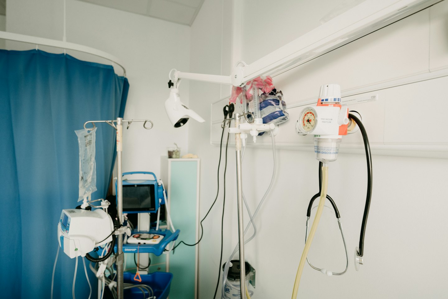 Equipo médico en una sala de clínica limpia con un gotero intravenoso.